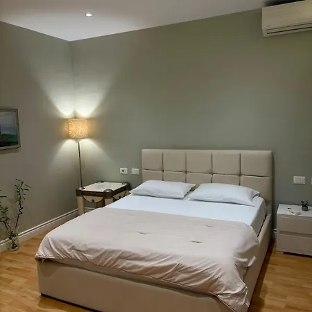 The Pebble Couch * ティラナ