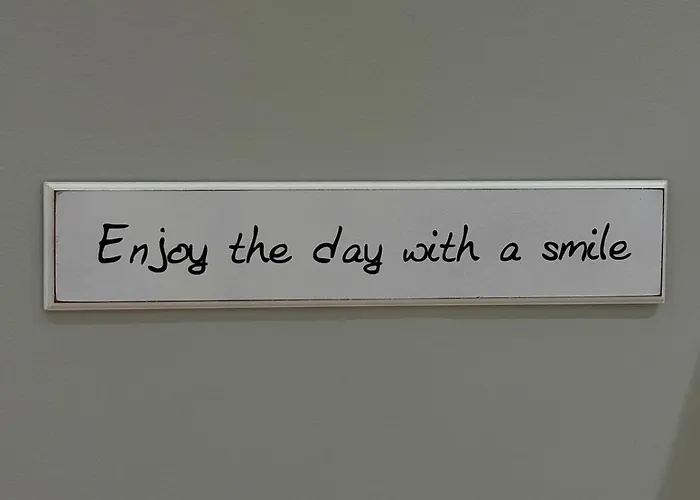 The Pebble Couch ティラナ