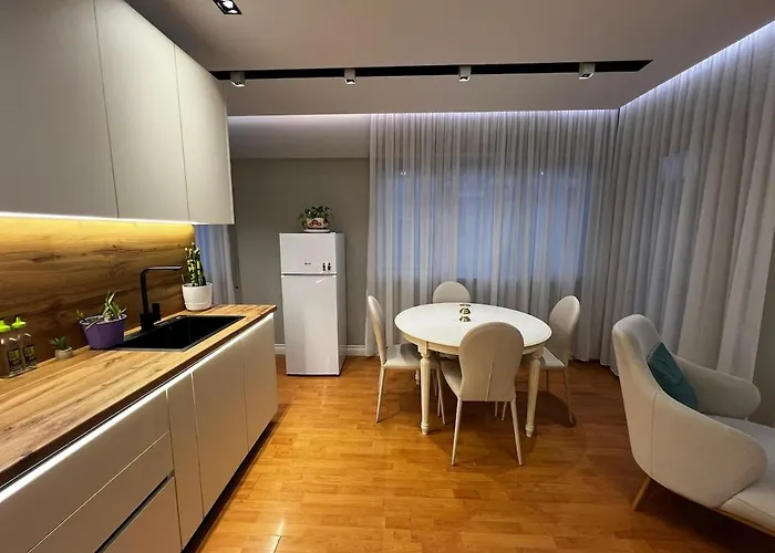 The Pebble Couch 地拉那