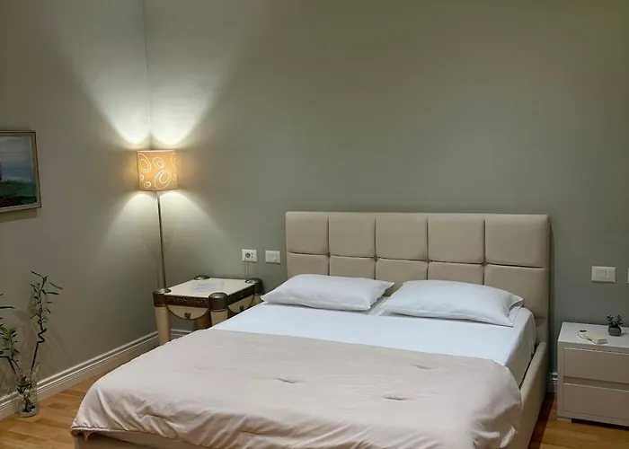 The Pebble Couch * 地拉那